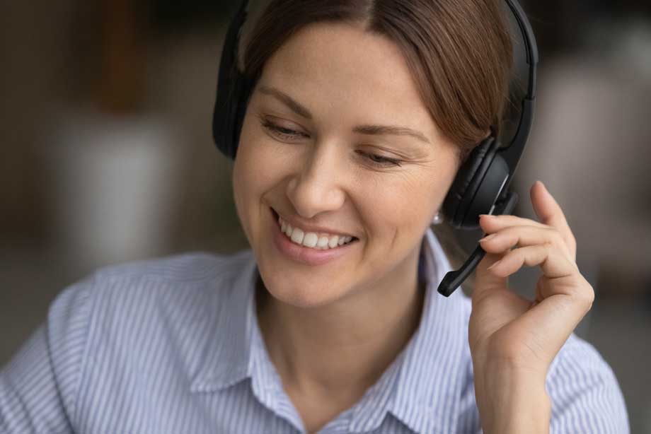 White Cloud Networks Technician with local service helping connect customer to high speed internet